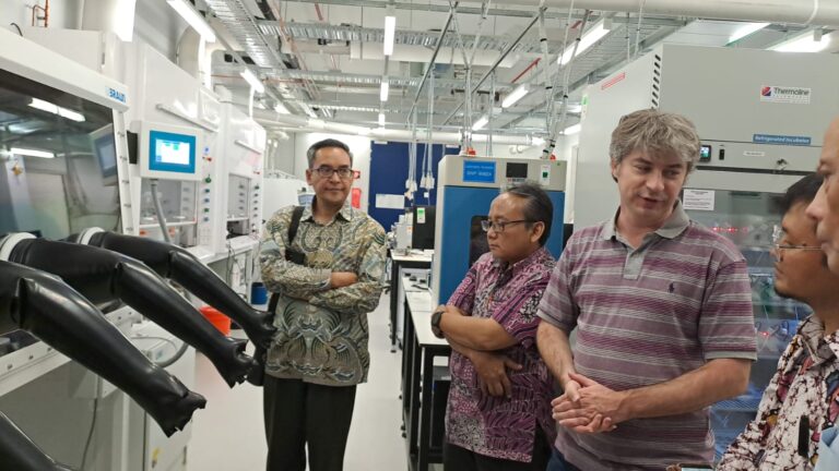 Indonesian delegation in the ANU Battery Lab